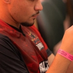 Цифровые развлечения в традиционной деревенской обстановке